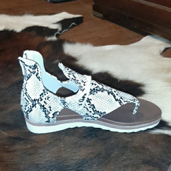 Sandals - Picture 1 of 2